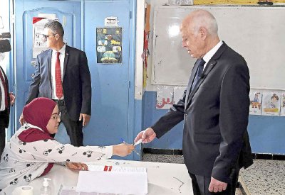 التونسيون يصوتون على دستور جديد وسط إجراءات مشددة