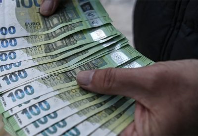أزمة خفض إمدادات الغاز الروسي تلقي بظلالها على عملة اليورو