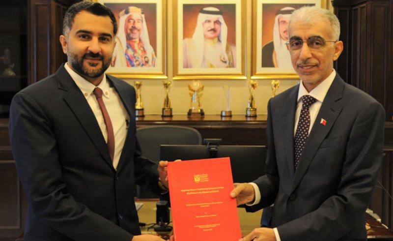 وزير الأشغال يستقبل عدداً من منتسبي الوزارة بمناسبة حصولهم على درجة الماجستير