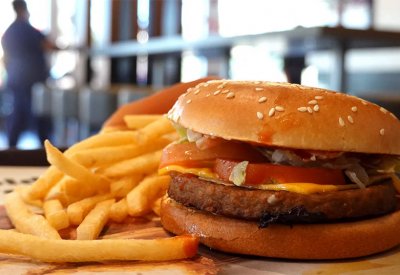 6 أطعمة ومشروبات تنغص النوم.. خبراء يوصون بتفاديها ليلا