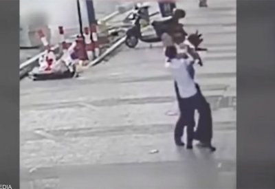 بالفيديو: رجل ينقذ طفلة سقطت من الطابق الخامس