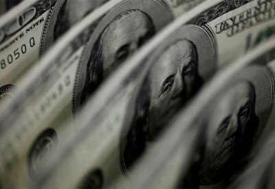 الدولار يبتعد عن أعلى مستوى له في 20 عاما