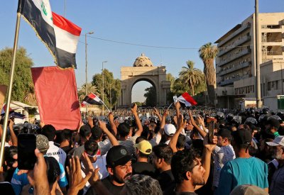 متظاهرون يقتحمون المنطقة الخضراء المحصنة ومجلس النواب في وسط بغداد