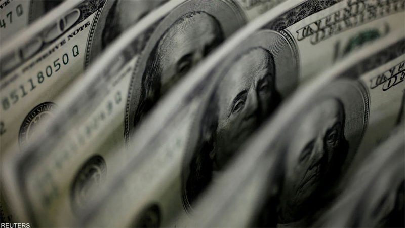 الدولار يبتعد عن أعلى مستوى له في 20 عاما