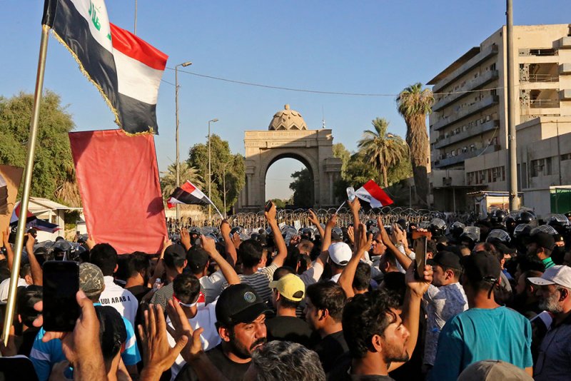 متظاهرون يقتحمون المنطقة الخضراء المحصنة ومجلس النواب في وسط بغداد