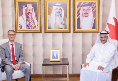 وزير الإعلام يستقبل سفير الولايات الأمريكية لدى مملكة البحرين