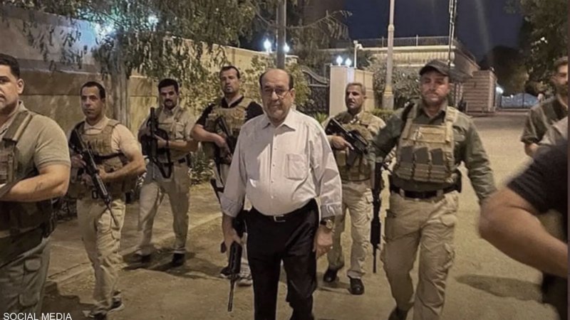 بعد اقتحام المنطقة الخضراء.. المالكي يحمل سلاحا ويخرج للشارع