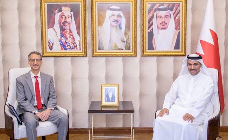 وزير الإعلام يستقبل سفير الولايات الأمريكية لدى مملكة البحرين