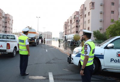 إدارات وزارة الداخلية تقوم بجهود أمنية مكثفة للتعامل مع تداعيات هطول الأمطار على المملكة