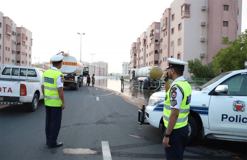 إدارات وزارة الداخلية تقوم بجهود أمنية مكثفة للتعامل مع تداعيات هطول الأمطار على المملكة