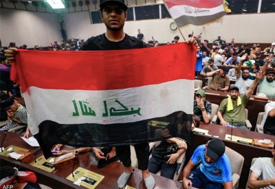 توتر في المنطقة الخضراء.. تصعيد سياسي والبرلمان بيد المحتجين