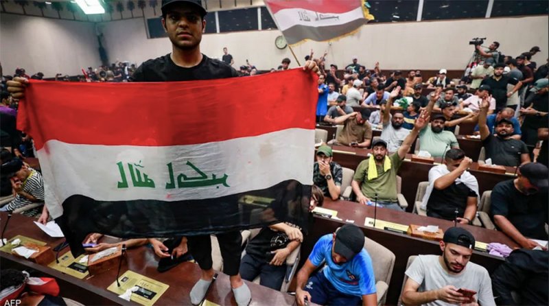توتر في المنطقة الخضراء.. تصعيد سياسي والبرلمان بيد المحتجين