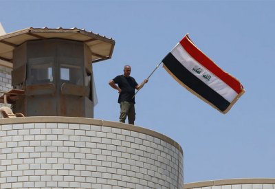 العراق.. اقتحام البرلمان والكاظمي يعلن "تعطيل" الدوام الرسمي