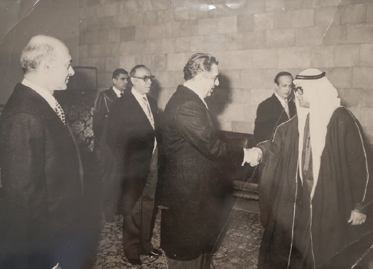 الرئيس اللبناني الأسبق إلياس سركيس مصافحا الصباغ في العام 1977