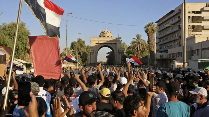 التيار الصدري يحذر من المندسين.. والإطار يتحدث عن "انقلاب"