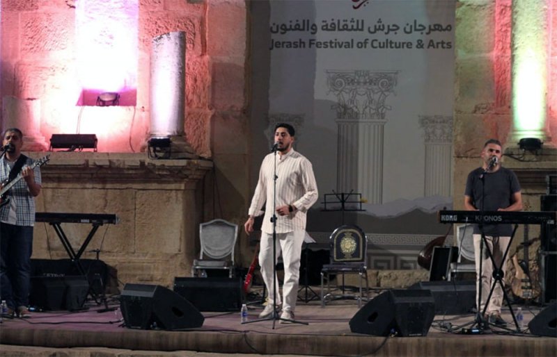 المسرح الشمالي .. منوعات غنائية باللغتين العربية والإنجليزية
