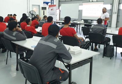تدريبات عملية على سيارات الكارتنغ وميكانيكيتها والتعرف على فريق اللوجيستك