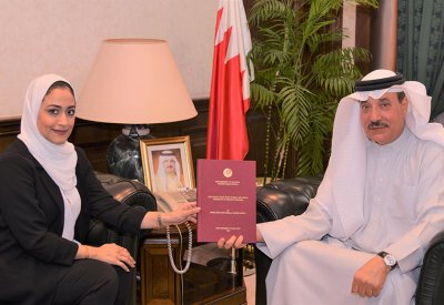 حميدان يتســلم نسخة "الرضا الوظيفي في الجامعات الحكومية والخاصة"