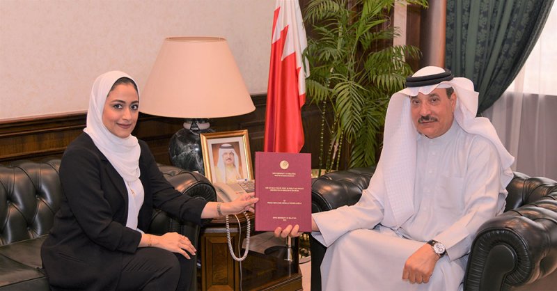 حميدان يتســلم نسخة "الرضا الوظيفي في الجامعات الحكومية والخاصة"
