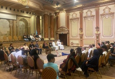 "بي ريلاكس"... ثورة جدية للوصول إلى الشكل الفني لمسرح المستقبل
