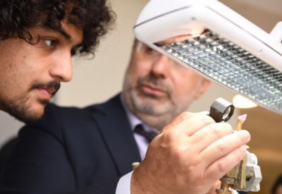 دانات يشجع الناشئة على دخول مجال اللؤلؤ والمجوهرات