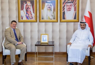 وزير شؤون الإعلام يستقبل سفير المملكة المتحدة