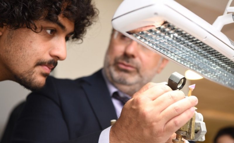 دانات يشجع الناشئة على دخول مجال اللؤلؤ والمجوهرات