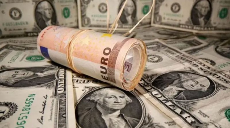 الدولار يتراجع قليلا مع ترقب المستثمرين بيانات التضخم
