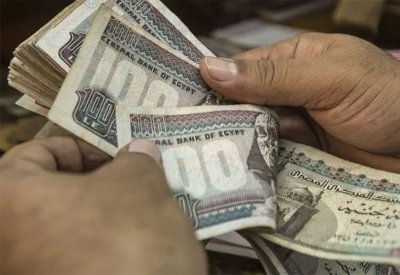 بلومبرغ: التراجع هو السبيل الوحيد للجنيه المصري.. لكن كم؟