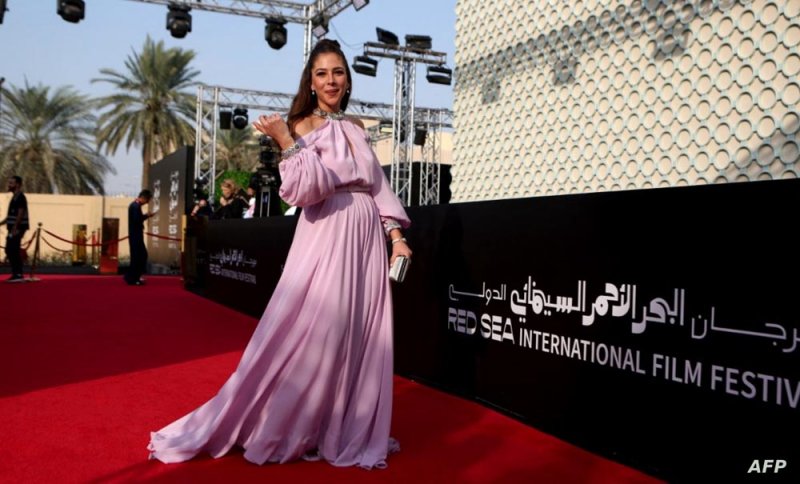 مسيرة الفنانة السعودية فاطمة البنوي
