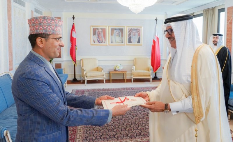 وزير الخارجية يتسلم نسخة من أوراق اعتماد سفير نيبال المعين لدى مملكة البحرين