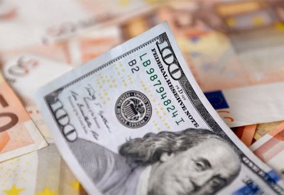 الدولار يرتفع بعد تصريحات ترجح استمرار تشديد السياسة النقدية