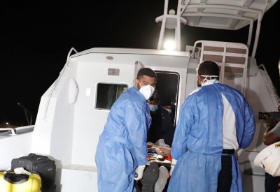 خفر السواحل والإسعاف الوطني ينقذان شخصاً تعرض لوعكة صحية على متن سفينة في المياه الإقليمية