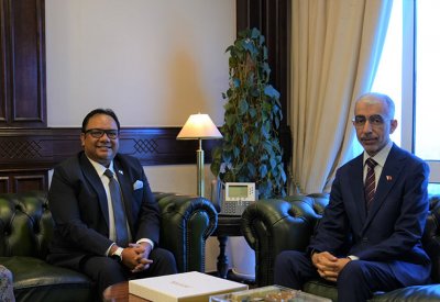 وزير الأشغال يبحث تبادل الخبرات مع السفير الماليزي