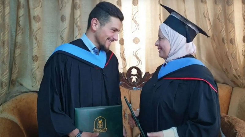 أردنية وابنها يتخرجان من نفس الجامعة والاختصاص وفي يوم واحد