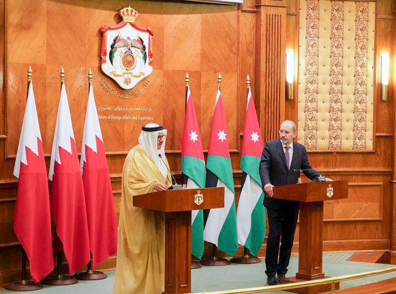 وزير الخارجية ومعالي نائب رئيس الوزراء وزير الخارجية وشؤون المغتربين في المملكة الأردنية الهاشمية الشقيقة يعقدان مؤتمرًا صحفيًا