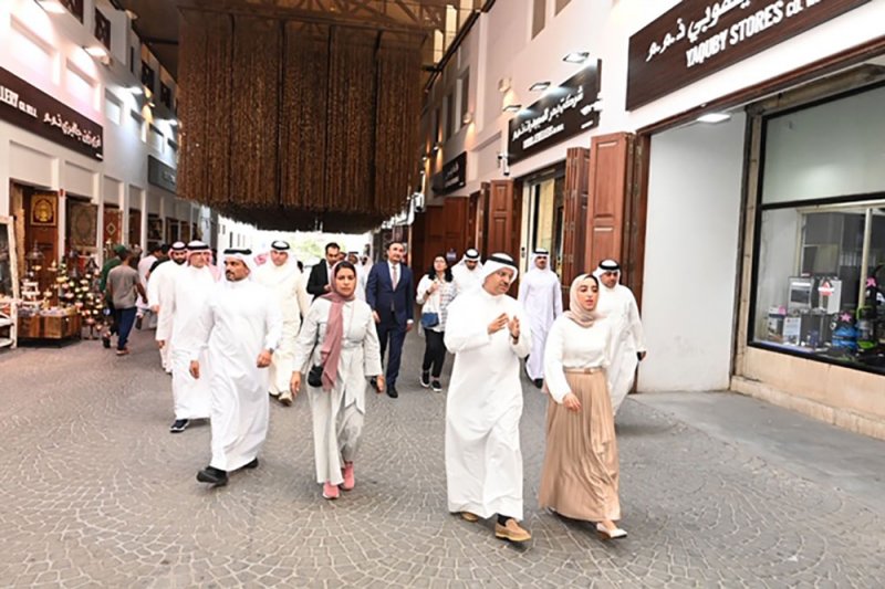وزيرة السياحة ورئيس هيئة الثقافة يتفقدان مدينة المنامة التاريخية والسوق القديم