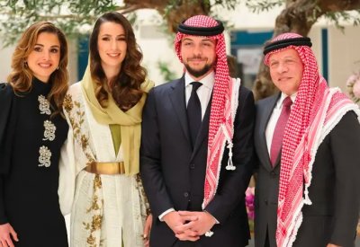 بالصور: الملكة رانيا لخطيبة ابنها: "رجوت الله.. فجاءت رجوة"
