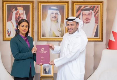 وزير شؤون الإعلام يتسلم نسخًا من رسائل الماجستير لعدد من موظفي الوزارة