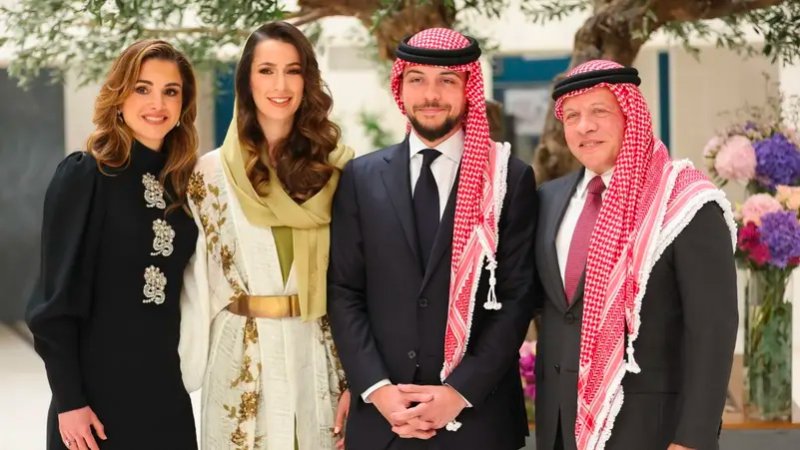 بالصور: الملكة رانيا لخطيبة ابنها: "رجوت الله.. فجاءت رجوة"