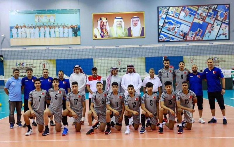 بالصور: سمو الشيخ عيسى بن علي يحفز منتخب شباب الطائرة قبل البطولة الآسيوية