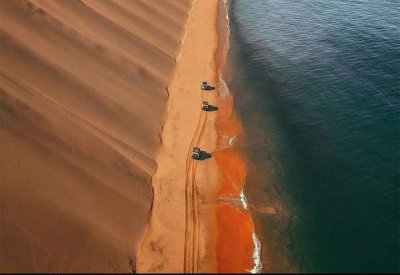 بالصورة: كثبان رملية هائلة بجوار المحيط