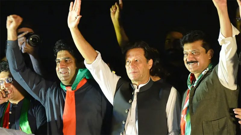 باكستان.. توجيه تهم بموجب قانون الإرهاب لعمران خان