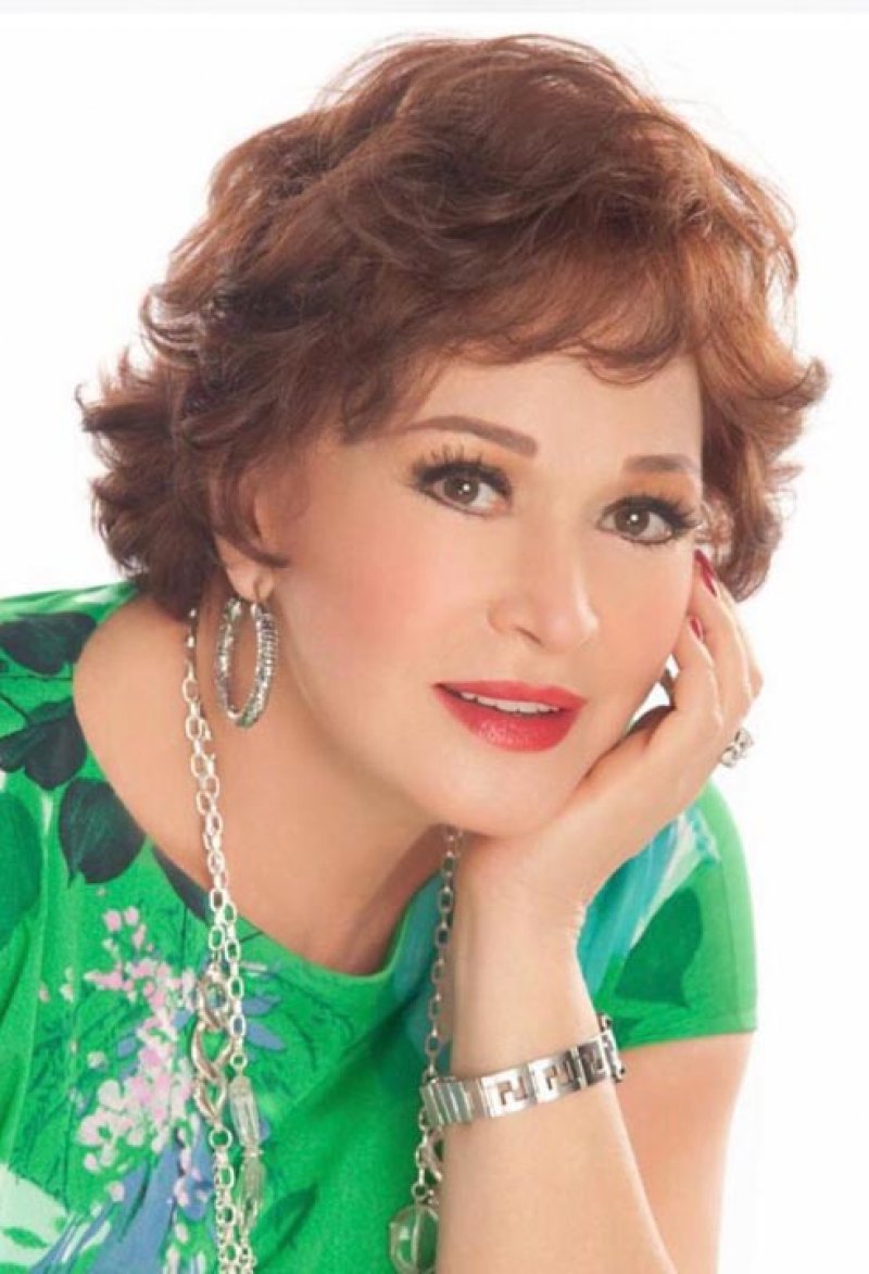 بالصور: القاهرة السينمائي يكرم النجمة الكبيرة لبلبة بهذه الجائزة