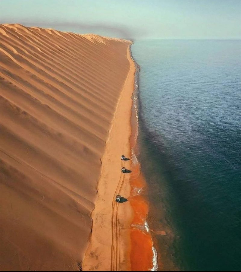 بالصورة: كثبان رملية هائلة بجوار المحيط