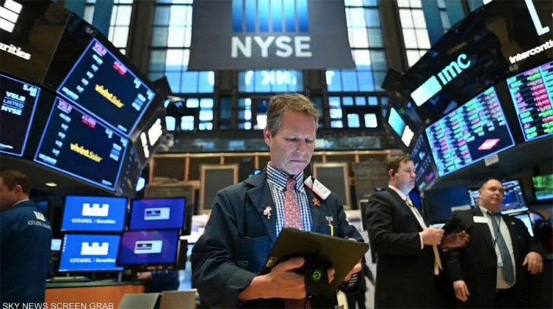 مخاوف رفع الفائدة تدفع المؤشرات الأميركية إلى اللون الأحمر