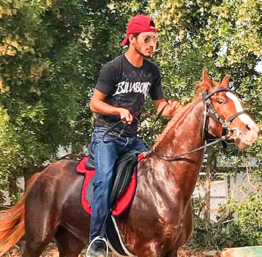 الحمادي يهوى ركوب الخيل