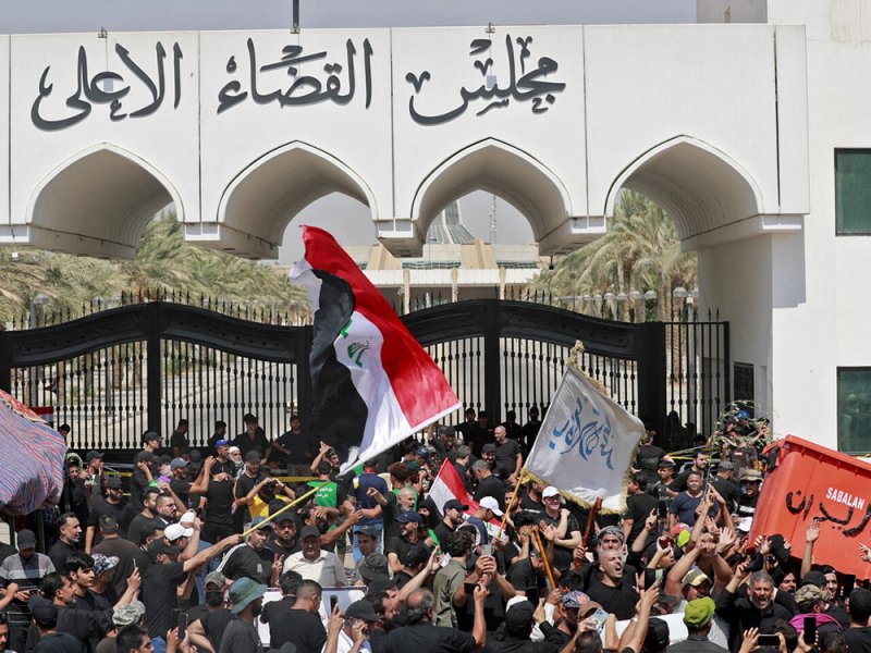 الصدر يدعو أنصاره للانسحاب من أمام مبنى مجلس القضاء