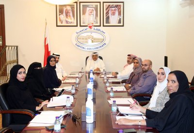 محافظة العاصمة تبحث مع وزارة التربية وأمانة العاصمة حملة تشجير المدارس