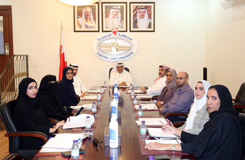 محافظة العاصمة تبحث مع وزارة التربية وأمانة العاصمة حملة تشجير المدارس